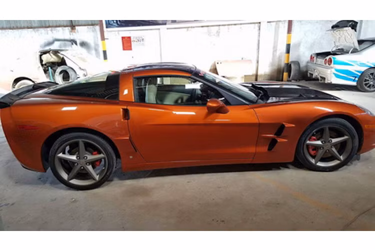 Phần đầu xe có cản trước zin và nắp ca-pô bằng sợi carbon của Carbon Creations. Hai bên thân của chiếc Corvette có các khe lấy gió và tản nhiệt theo phong cách của phiên bản ZR1.