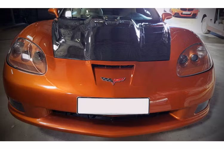 Chiếc Corvette C6 trong bài viết thuộc quyền sở hữu của một người đam mê xe thể thao tại Sài Gòn. Nó đã được chủ xe mang đi độ lại theo phong cách của phiên bản hiệu năng cao ZR1 mạnh nhất.