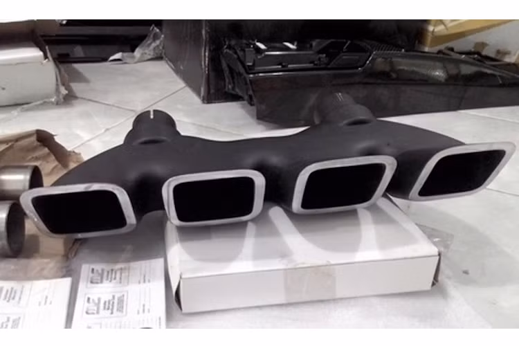 Tạm bằng lòng với công suất của chiếc xe, chủ xe đã trang bị thêm một số "đồ chơi" để động cơ làm việc hiệu quả hơn như chụp pô Corsa, hệ thống xả MagnaFlow và cổ hút Corsa từ sợi carbon.