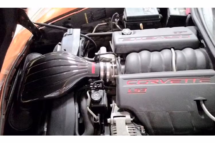 Thuộc phiên bản nâng cấp giữa vòng đời năm 2008, chiếc Corvette này được trang bị động cơ LS3 V8 6.2l nạp khí tự nhiên khá mạnh mẽ với công suất 430 mã lực tại vòng tua máy 6.500 vòng/phút, mô-men xoắn cực đại 575Nm, đi kèm hộp số tự động.