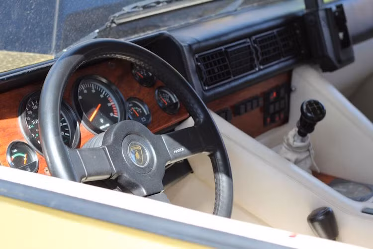 Nội thất một chiếc LM002 - mẫu SUV đầu tiên và duy nhất của Lamborghini được sản xuất hàng loạt, tính tới thời điểm này.