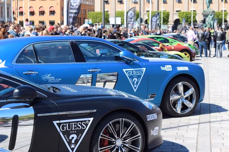 Do lệ phí tham gia lên tới 62.000 USD (khoảng 1,3 tỉ)/người nên vào năm trước, Gumball 3000 đã từ thiện được tới 1 triệu USD.