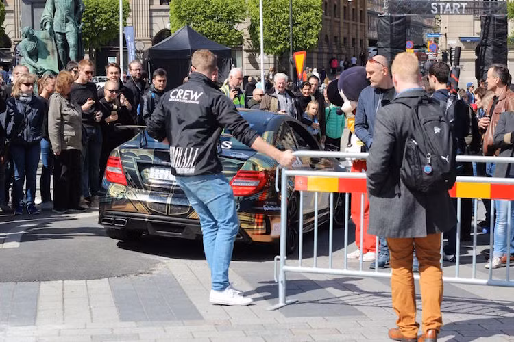 Một chiếc C63 AMG Black Series bị vây quanh bởi những ánh mắt tò mò và ngưỡng mộ của người dân Stockholm.