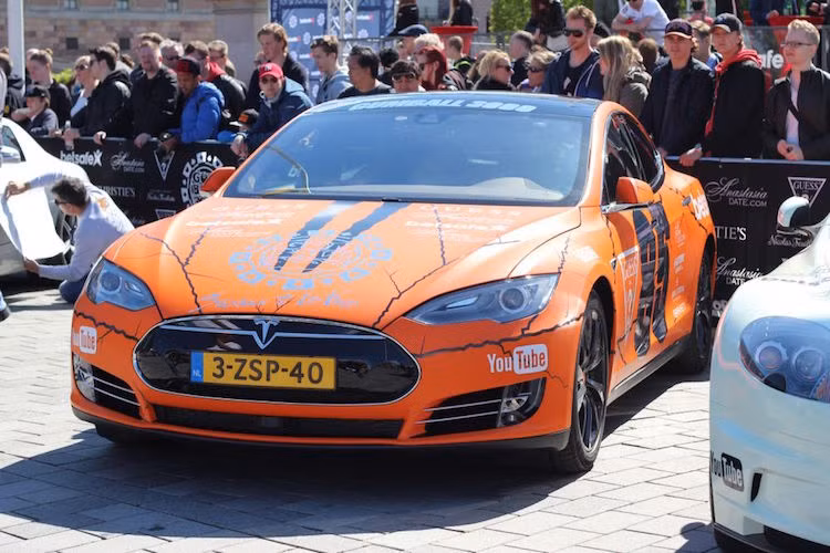 Mẫu sedan chạy điện Tesla S đang khá "hot" trong giới nhà giàu cũng có mặt.