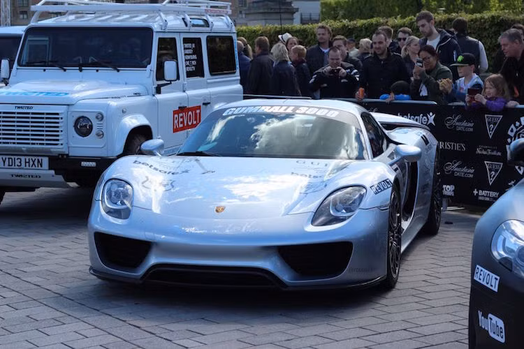 Siêu xe Porsche 918 Spyder cũng góp mặt trong Gumball 3000. Đa số người tham gia Gumball có thừa khả năng mua một chiếc xe như vậy.