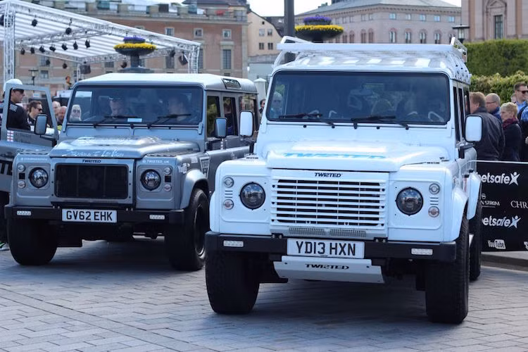 Chính vì vậy, không ngạc nhiên khi ngoài những siêu xe, Gumball 3000 còn hội tụ hàng đống "xế lạ" khác, chẳng hạn như cặp xe offroad Land Rover Defender này.