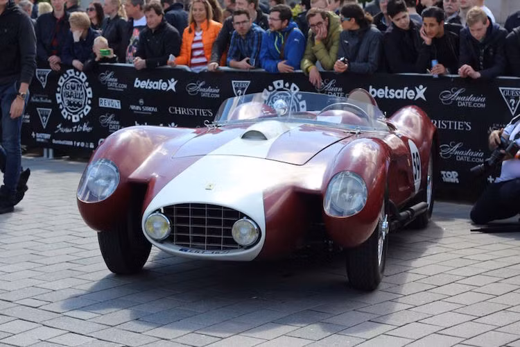 Một chiếc Ferrari cổ cũng tham gia vào Gumball, bất chấp độ quý hiếm và tuổi đời của mình.