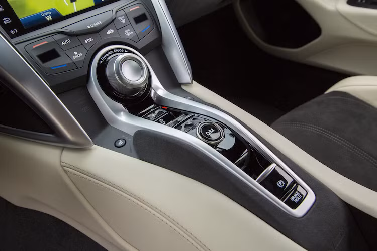 Các công nghệ giải trí hiện đại cũng được trang bị cho xe như hệ thống âm thanh 9 loa ELS, hệ thống định vị Acura, radio vệ tinh Sirius XM...