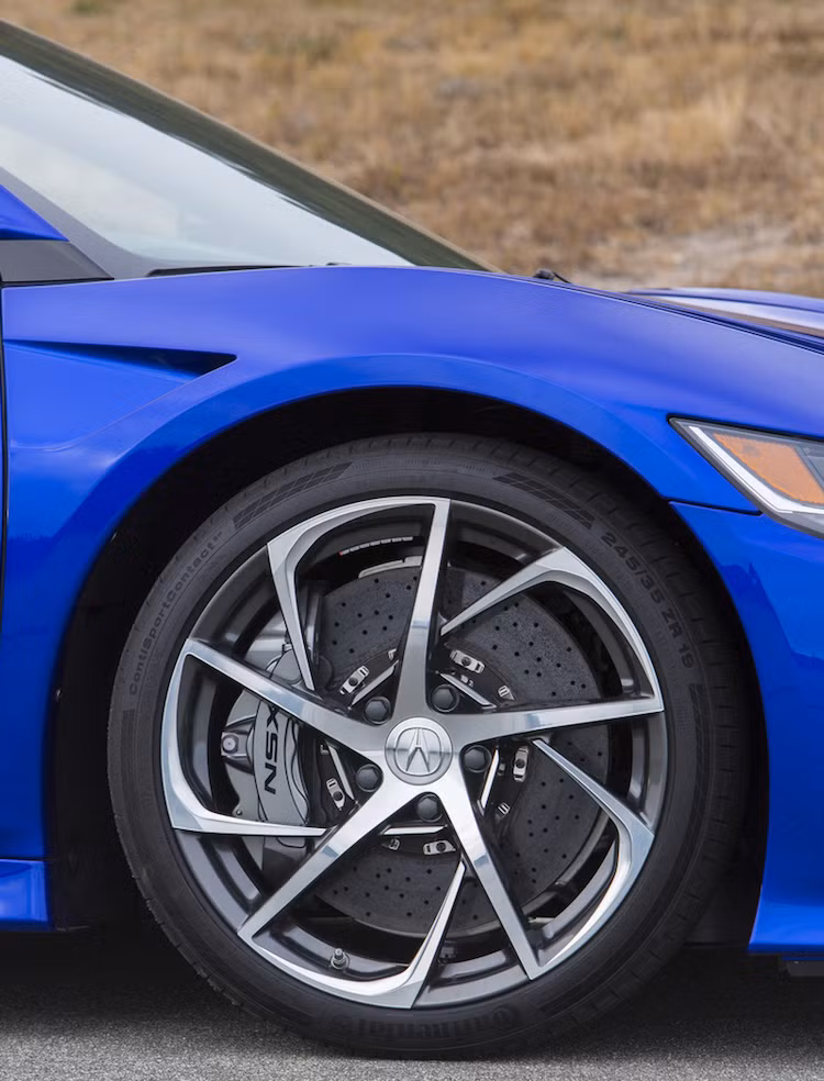 Thay vì bộ mâm Interwowen, chiếc NSX này có mâm chữ Y 2 tông màu mảnh khảnh, cùng với các rotor phanh sơn bạc "sáng" hơn.