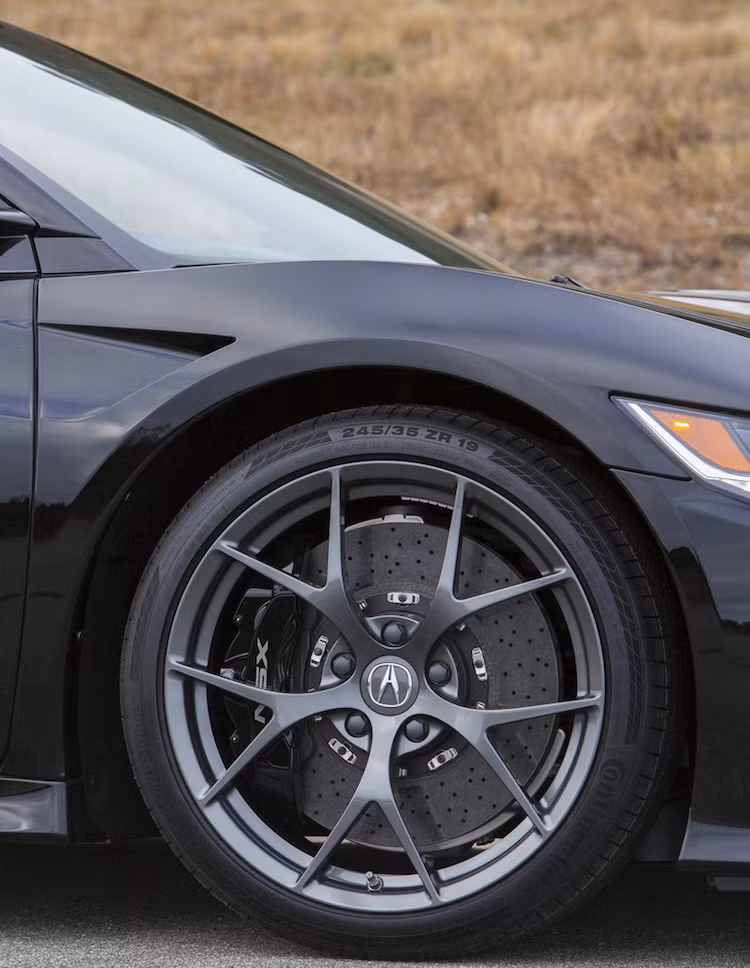 Ngoài gói tuỳ chọn sợi carbon với các món như cánh khuếch tán phía sau, cánh gió dưới cản trước, mui... chiếc NSX này còn sở hữu bộ mâm Interwowen thiết kế 5 cánh kép độc đáo, kèm theo các rotor phanh sơn cùng màu với xe.