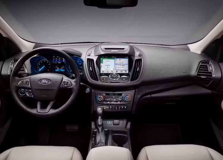 Ở bên trong cabin, Escape có tay lái đa chức năng tương tự như Focus facelift, cùng với bảng điều khiển trung tâm có các nút bấm bố trí lại, phanh tay điện tử, lỗ thoát gió điều hòa và khay để cốc khác.