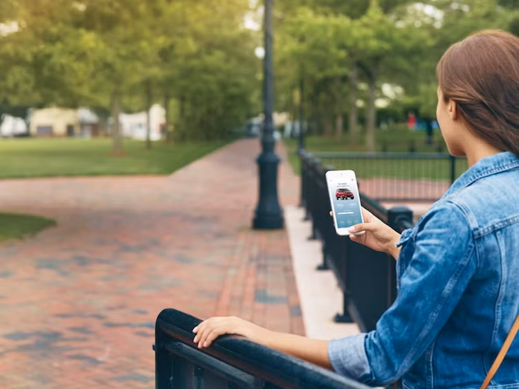 Với SYNC Connect, người dùng có thể sử dụng ứng dụng trên điện thoại để khởi động xe, khóa cửa và định vị xe từ xa. Ngoài ra hệ thống này còn báo cả áp suất lốp, mức nhiên liệu và dung lượng bình ắc quy cho chủ xe.