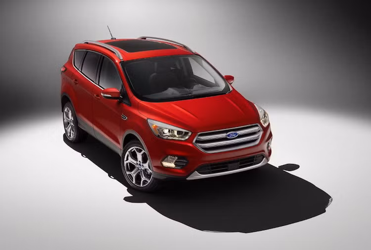 Về thiết kế, Ford Escape 2016 có đầu trước được thiết kế lại theo phong cách của chiếc Edge nhỏ hơn và đèn pha LED.