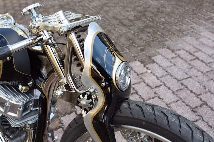 Ở phần đầu, Kaichiro đã tự tay gò phần "lá chắn" cặp phuộc dạng springer và gắp girder, tích hợp đèn pha mini cho Chronos. Bánh trước có kích thước cực lớn dạng niềng căm và sử dụng phanh đĩa vòng theo vành ngoài của xe.