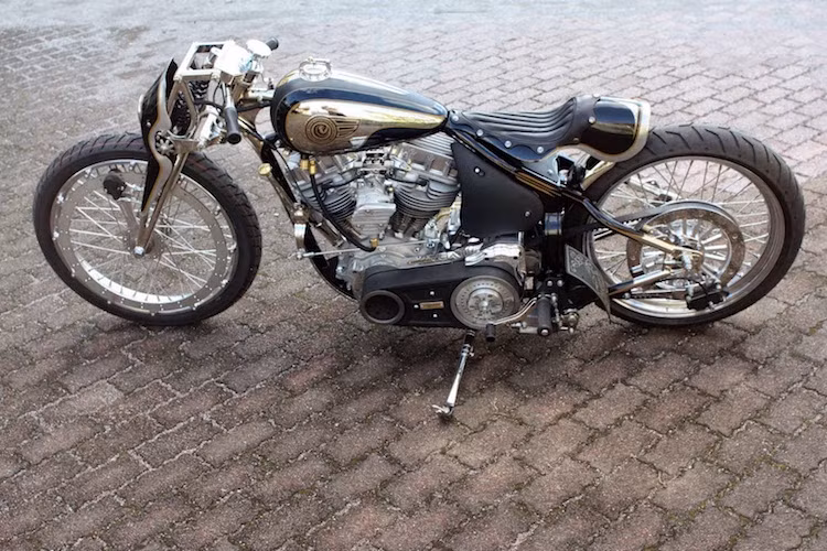 Chronos được tạo hình với kiểu dáng thuôn dài, tương tự như những mẫu xe lập kỷ lục tốc độ tại cánh đồng muối Bonneville ở Mỹ. Tông màu chính được Kaichiro lựa chọn cho chiếc xe là màu đen bóng, kết hợp với các chi tiết màu vàng và bạc.