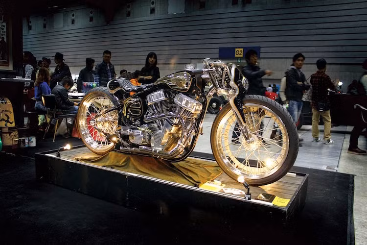 Tại triển lãm Hot Rod Custom Show Yokohama vào năm ngoái, chiếc Chronos của anh cũng đã giành tới 3 giải thưởng khác nhau, và khiến những vị khách thăm quan từ châu Âu và Mỹ phải trầm trồ thán phục.