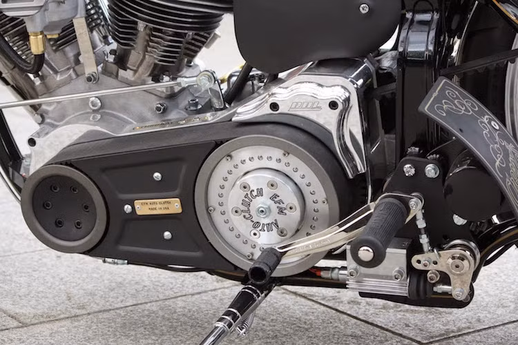 Khối động cơ Panhead OHV của chiếc Harley cũng đã trở thành một tác phẩm cơ khí bởi sự cầu kỳ tới từng chi tiết của Kaichiro. Với bộ ly hợp tự động của EFM, chủ xe sẽ không cần phải cắt côn khi chuyển số nữa.