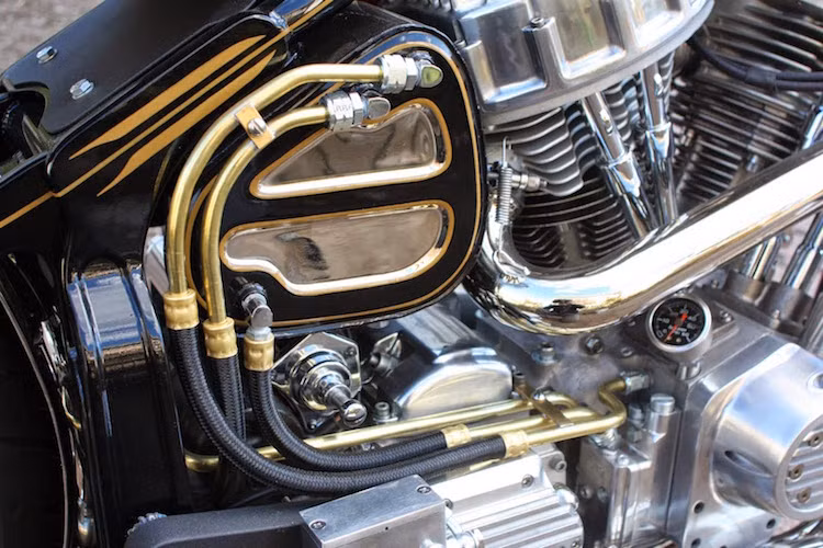Những đường ống dẫn trên xe được tạo hình tinh tế từ đồng, gợi nhớ tới những đầu máy xe lửa hơi nước từ đầu Thế kỷ 20. Nổi bật trên nền sơn đen của xe là các họa tiết kẻ tay (pinstripe) màu vàng nổi bật.