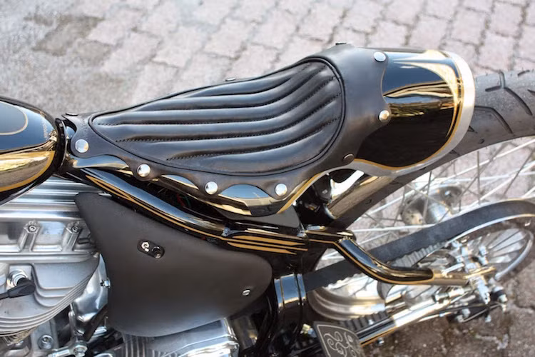 Cụm yên solo của chiếc xe cũng do chính Kaichiro tạo hình, với phần khung xương được gò sao cho ôm gọn bánh sau, kèm theo phần mặt yên da với đệm mỏng.