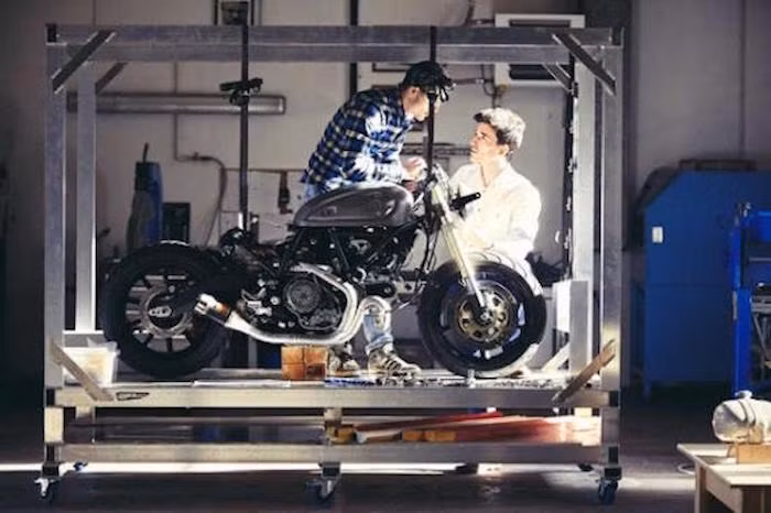 Sau khi đã quyết định phương án độ, 2 anh em bắt đầu "rã xác" một chiếc Scrambler mới tinh, được Ducati cung cấp.