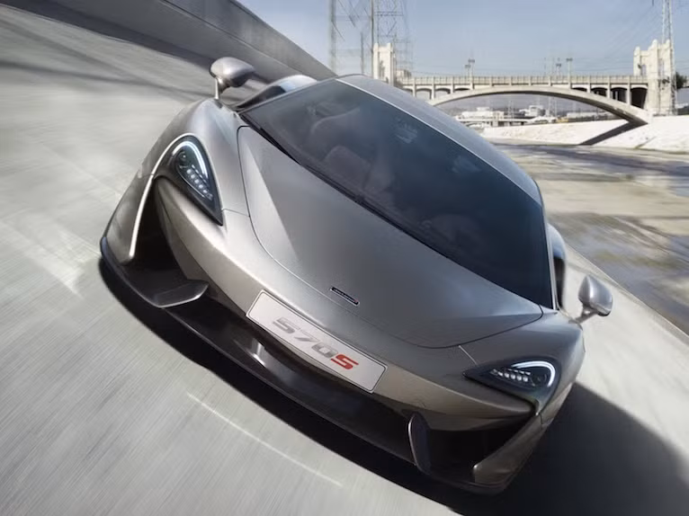 Dù có giá rẻ nhưng 570S vẫn có động cơ V8 3.8l tăng áp kép như "đàn anh" 650S, nhưng chỉ có công suất tối đa 570 PS (562 mã lực) và mô-men xoắn 600 Nm.