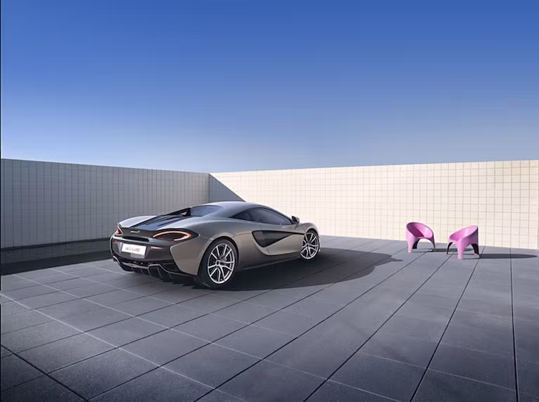 Có trọng lượng chỉ 1313 kg, riêng bộ khung sợi carbon của 570S cũng chỉ nặng 80 kg. Vỏ xe được làm từ nhôm có trọng lượng nhẹ.