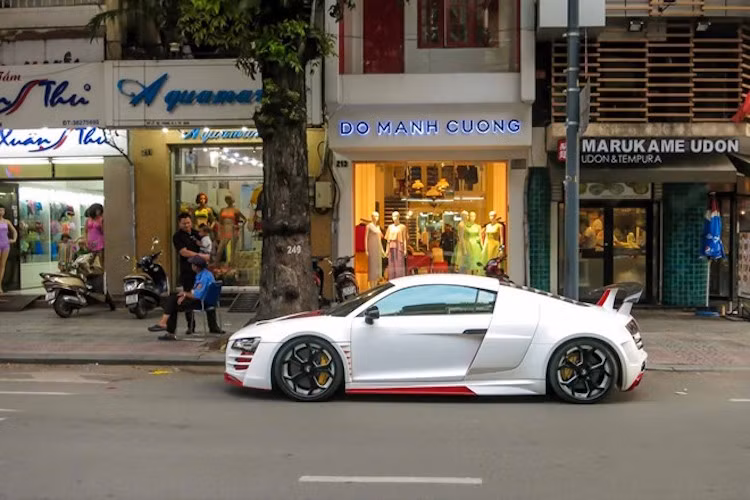 Hệ thống treo khiến cho chiếc R8 có khoảng sáng gầm xe nhỏ hơn, đem tới hình ảnh của một mẫu xe đua thực thụ.