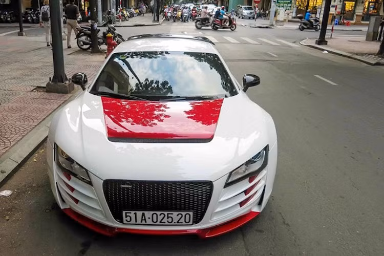Bên cạnh việc sơn lại, chủ xe cũng đã trang bị cho R8 gói bodykit của Prior Design với giá lên tới 30.000 USD.