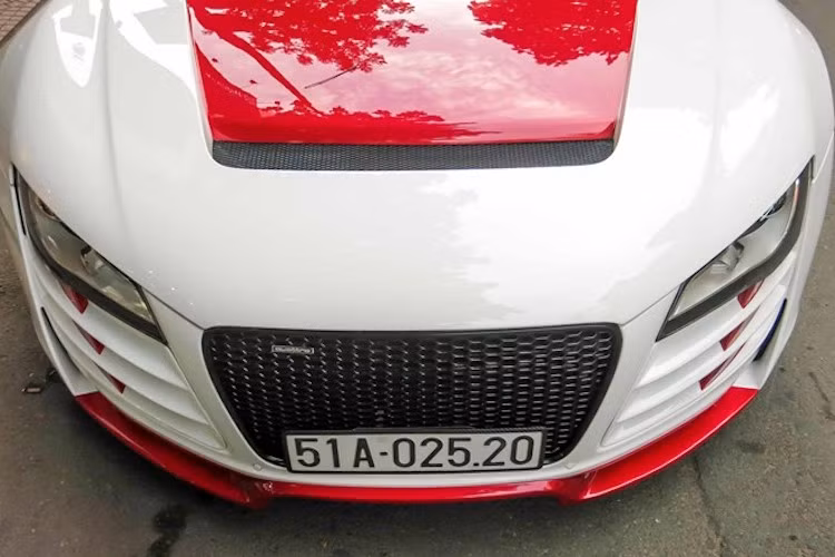 Ở phía trước, gói độ này đã đem tới cho chiếc xe các khe lấy gió hai bên mới, lưới tản nhiệt vân tổ ong cùng cánh khuếch tán gió ốp dưới cản trước.