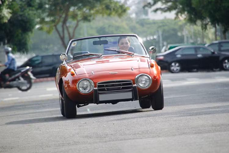 Được trang bị động cơ Boxer 2 xi-lanh 800 cc nạp khí tự nhiên qua chế hoà khí kép, chiếc xe hơn 50 tuổi vẫn chạy bốc, tốt và trông khá đẹp khi được một phụ nữ nhỏ nhắn cầm lái.