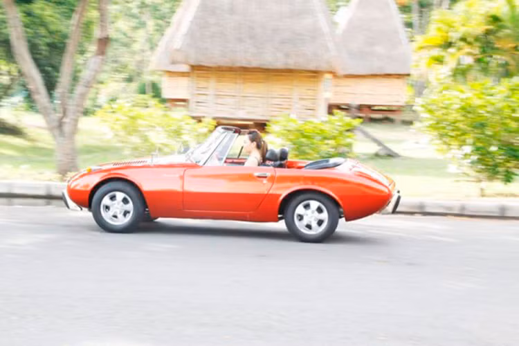 Chủ nhân của chiếc xe cổ này là một cô gái mới 24 tuổi, đam mê ôtô và đặc biệt thích xe cổ. Cô đã năn nỉ người cha của mình truyền nghề và nhường lại quyền sử dụng chiếc xe cho mình.