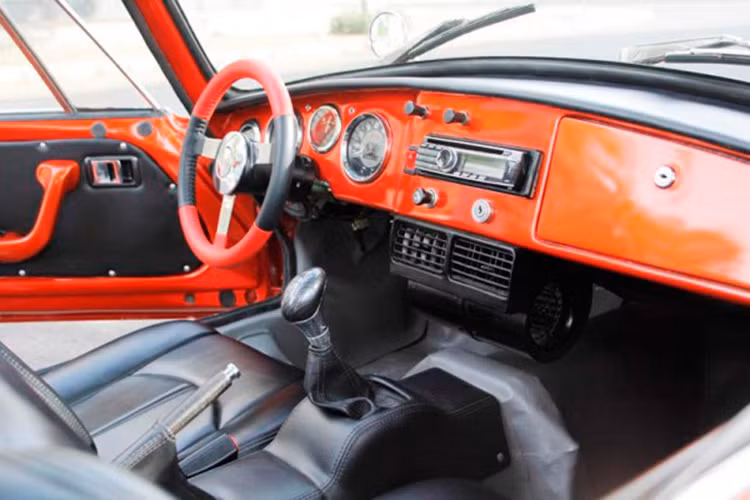 Được biết, số xe Toyota Sports 800 có tay lái bên trái này là dành cho thị trường Okinawa, nơi có khá nhiều người Mỹ sinh sống tại đất nước này. Chính vì vậy, chiếc Sports 800 tay lái thuận ở Sài Gòn thực sự là một mẫu xe hiếm và có giá trị sưu tập cao.