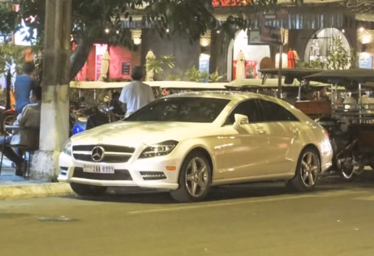 Tại quốc gia này, điều kiện giao thông và đường sá khá tốt, cùng với giá xe rẻ đã dẫn tới sự "bùng nổ" của xe sang, siêu xe.