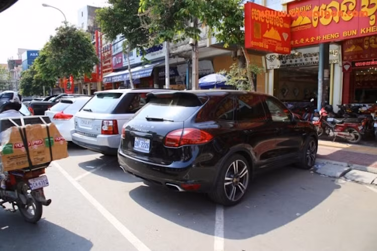 Toyota Venza, Range Rover Sport và Porsche Cayenne Turbo "xếp hàng" trên đường".