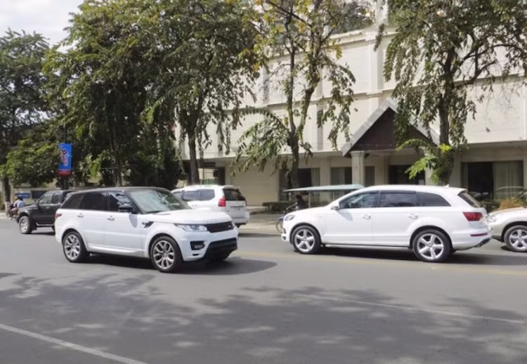 Range Rover Sport "chạm trán" Audi Q7 trên phố.