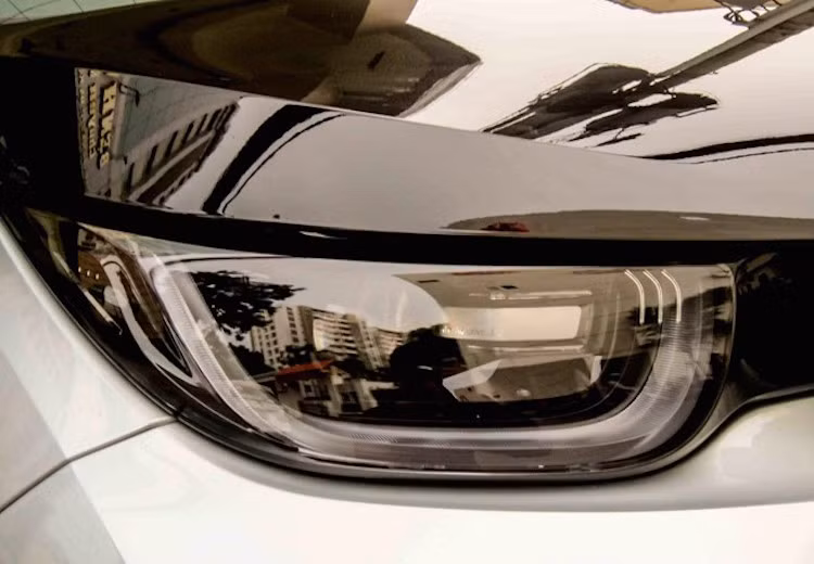 i3 cũng là một trong những mẫu BMW đầu tiên được trang bị đèn pha LED.