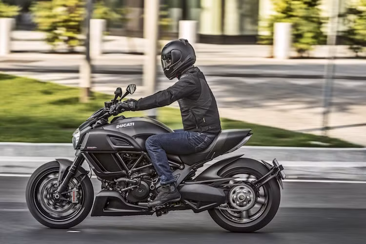 Giá của Ducati Diavel Carbon 2016 chưa được công bố chính thức.
