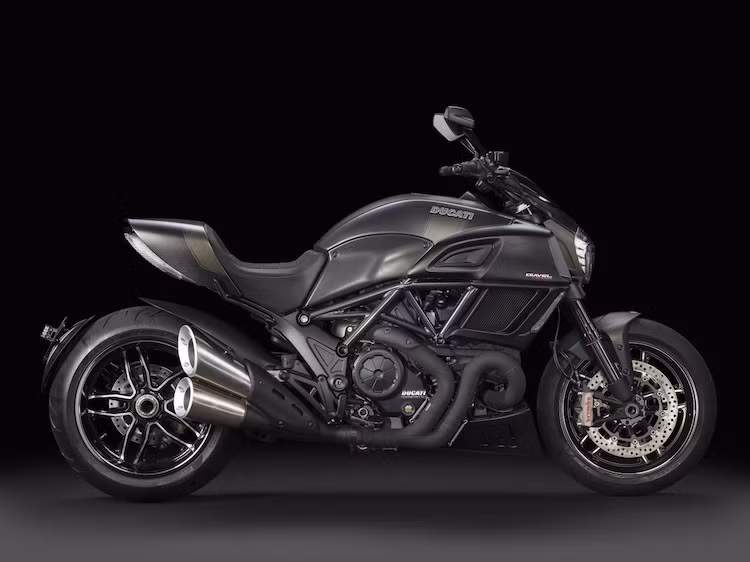 Trên phiên bản 2016, Ducati vẫn khiến Diavel trở thành chiếc xe "ngầu" nhất của hãng bằng cách sử dụng tông màu tối, khiến chiếc xe trông vừa gọn gàng, vừa "dữ dằn".