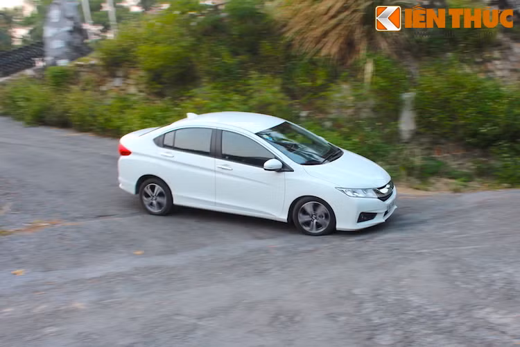 Đặc biệt, City được trang bị hệ thống hỗ trợ khởi hành ngang dốc và hệ thống ổn định điện tử VSA- 2 tính năng thậm chí còn không xuất hiện trên nhiều chiếc xe thuộc phân khúc cao cấp hơn. Với VSA, City ôm những cú cua gấp với độ chính xác rất cao và hạn chế được hiện tượng mất lái trên đường.