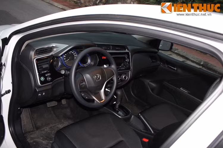 Vẫn giữ lại đầy đủ những đặc điểm như hàng ghế sau rộng rãi, thể tích khoang hành lý lên tới 536 lít, tuy nhiên nội thất của Honda City đã được bổ sung thêm một số tiện ích mới.