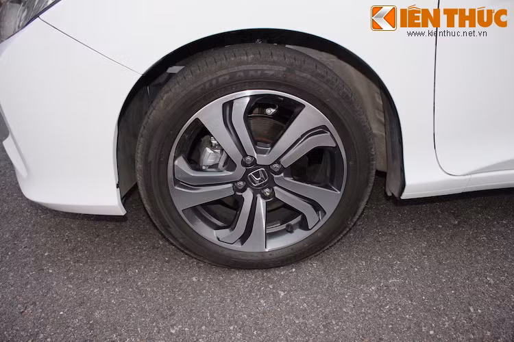 Bộ mâm đúc thiết kế 5 cánh xoắn với 2 tông màu nhôm phay xước và đen đem tới cho City vẻ đẹp độc đáo, cao cấp và thể thao hơn các đối thủ.