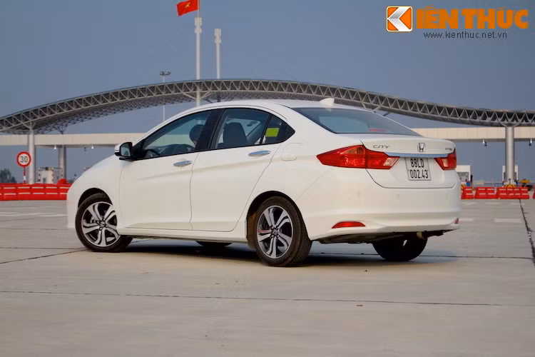 Từ góc nhìn phía sau, một lần nữa City 2016 không thể hiện sự khác biệt nào so với bản cũ.