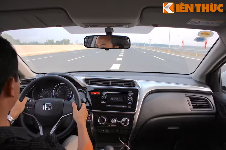 Trải nghiệm nhanh City 2016 cho thấy chiếc xe đem lại cảm giác tay lái đầm chắc và khá chính xác. Với động cơ 1.5l, City không đem lại sức mạnh để có những cú đạp ga "dính ghế" nhưng nhờ có công nghệ Earth Dreams và chế độ lái ECON nên xe đạt được mức tiêu thụ nhiên liệu chỉ khoảng 6l/100 km/