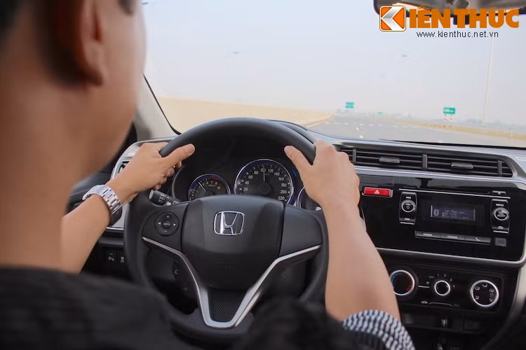 Trên đường cao tốc, City đem lại cảm giác lái tự tin nhờ có vô-lăng trợ lực điện. Duy trì ở tốc độ 100 km trong một thời gian dài, thân xe vẫn không có dấu hiệu của sự thiếu chắc chắn. Mặc dù vậy, ở tốc độ này, tiếng ồn lọt vào xe khá lớn.