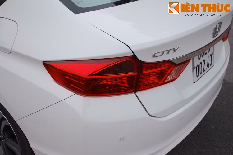 Đèn hậu của City cũng sở hữu thiết kế sắc nhọn và kéo dài ngang 2 góc đuôi xe, được nối với nhau bởi thanh nẹp mạ chrome cao cấp.
