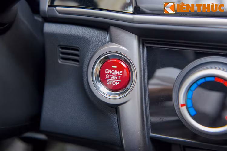 Xe được trang bị thêm hệ thống chìa khóa thông minh với khả năng nổ máy chỉ bằng nút khởi động nếu như người dùng có cầm theo chìa khóa. Ngoài ra, khóa thông minh còn được tích hợp thêm tính năng khóa/mở khóa và mở cốp từ xa.