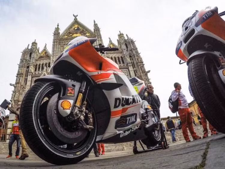 Những chiếc Ducati đua được lắp lốp chuyên dụng cho đường trơn trượt để đảm bảo độ bám trên điều kiện đường phố.