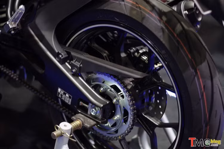 Bộ mâm trên M-Slaz có thiết kế 5 cánh chữ Y y hệt R3 nhưng sử dụng bản mâm nhỏ hơn: 2,75 inch cho phía trước và 3,5 inch cho phía sau. Mặc dù vậy, lốp trước của xe có bản rộng tương đương 110/70/17 và lốp sau nhỏ hơn 130/70/17.