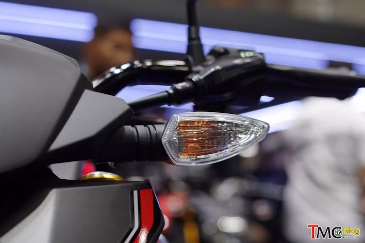 Tuy nhiên, 2 đèn xi-nhan của M-Slaz lại được lấy trực tiếp từ Vixion hiện tại và không có điểm gì đặc biệt.