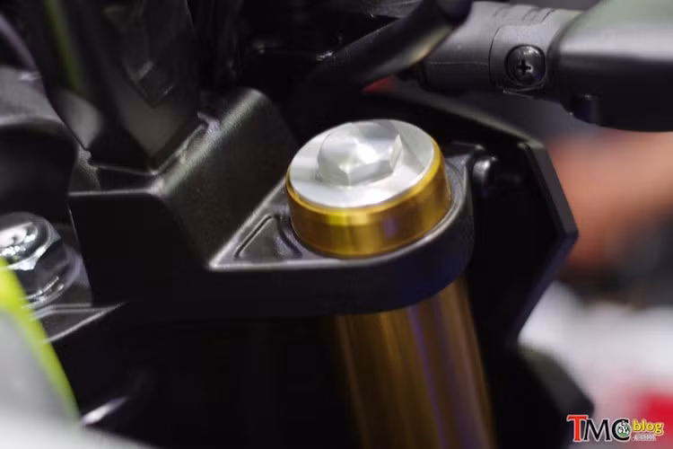 Một chi tiết khá "xịn" trên M-Slaz mà ngay cả những "đàn anh" cao cấp hơn như Yamaha R3 hay MT-03 cũng không có được đó là cặp phuộc USD ở phía trước, với đường kính 37 mm.